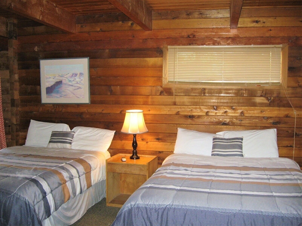 Standard Room, 2 Queen Beds, River View (Pet Friendly)