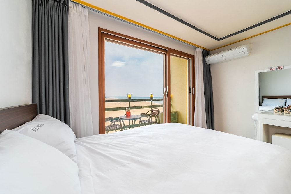 Room (1 Bed, Ocean View) photo 3