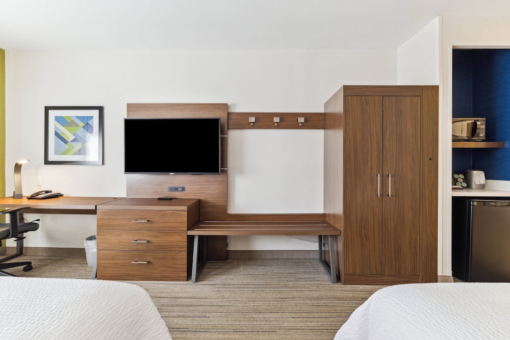 Standard Room, 2 Queen Beds - Photo 1