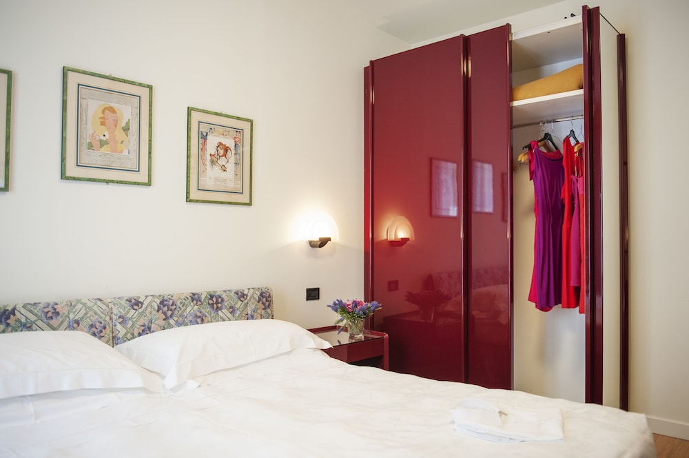 Standard Double Room thumbnail 5