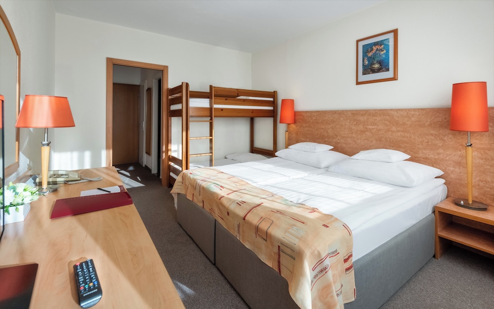 Standard Quadruple Room, City View