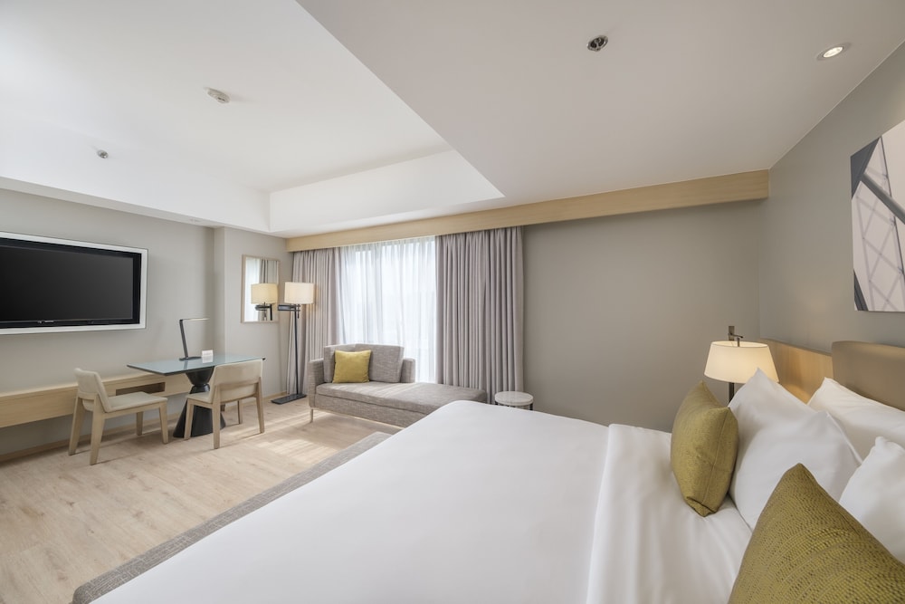 Premier Room with 1 King Bed and Club Access - Photo 2