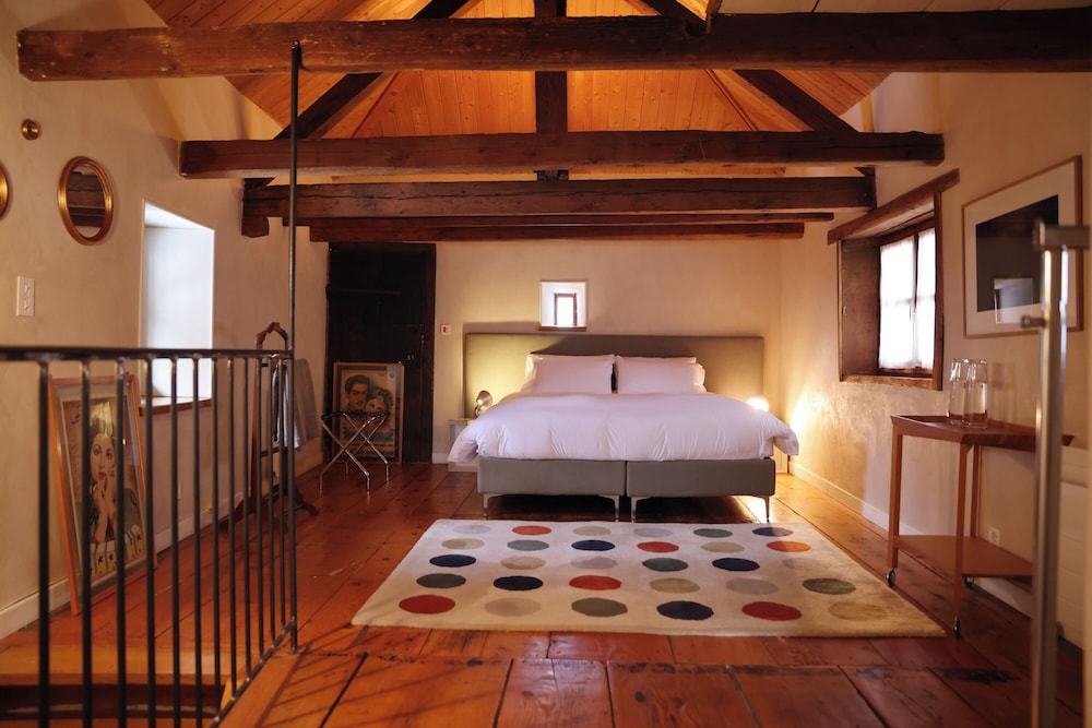 Suite, 1 Queen Bed with Sofa bed, Mountain View photo 2