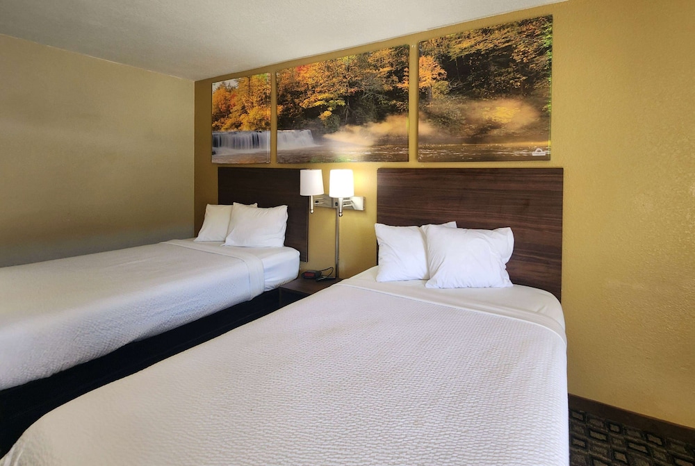 Standard Room, 2 Double Beds, Smoking - Photo 1