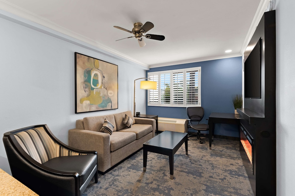 Suite, 1 King Bed, Accessible, Kitchen (With Sofabed) - Photo 2