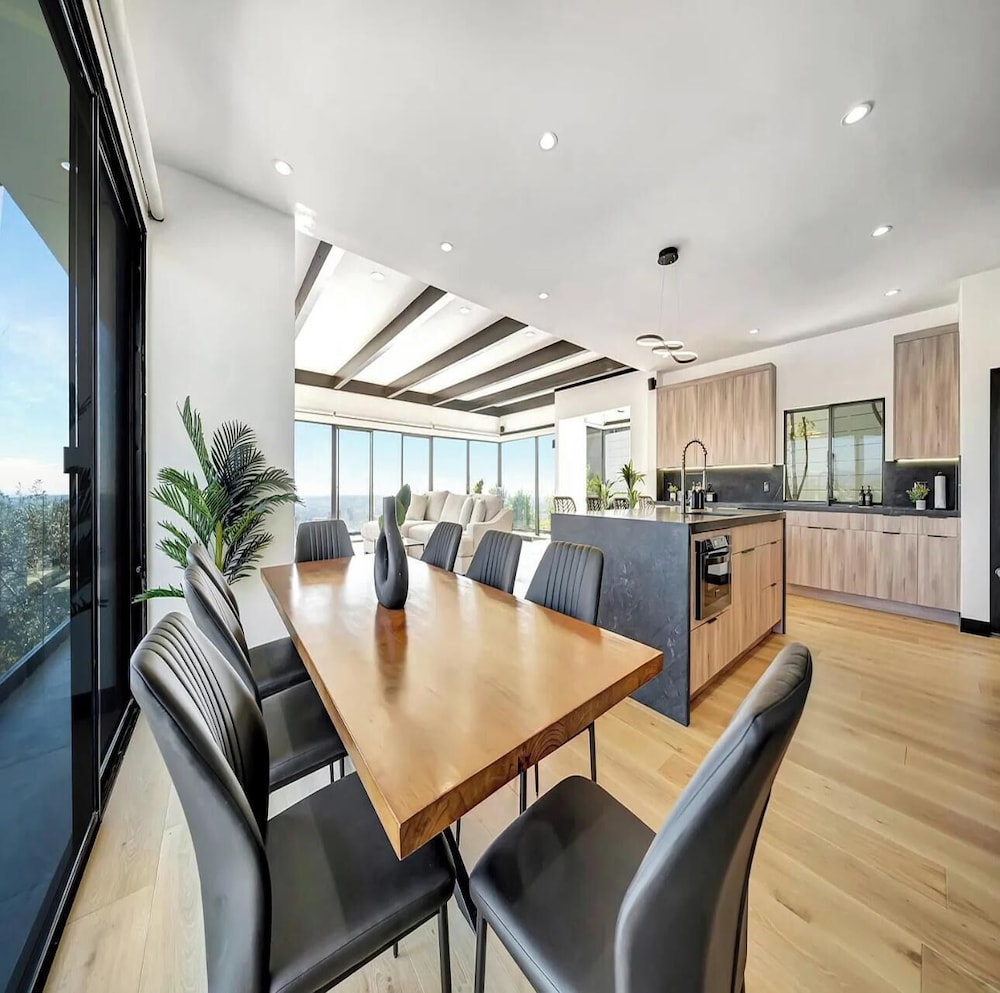Luxury House, Multiple Beds, Fireplace, City View (Skyview Estate) photo 3