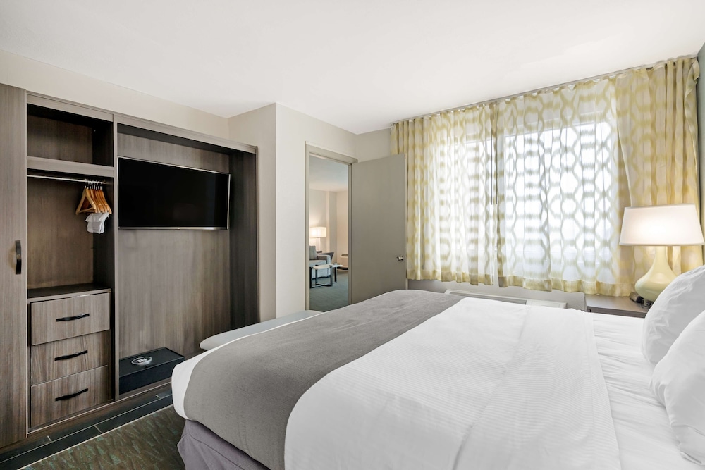 Suite, 1 King Bed, Balcony, Oceanfront