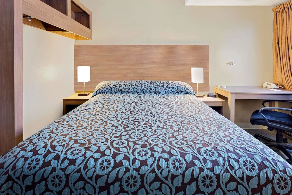 Upgraded, Standard Room, 1 Queen Bed photo 2