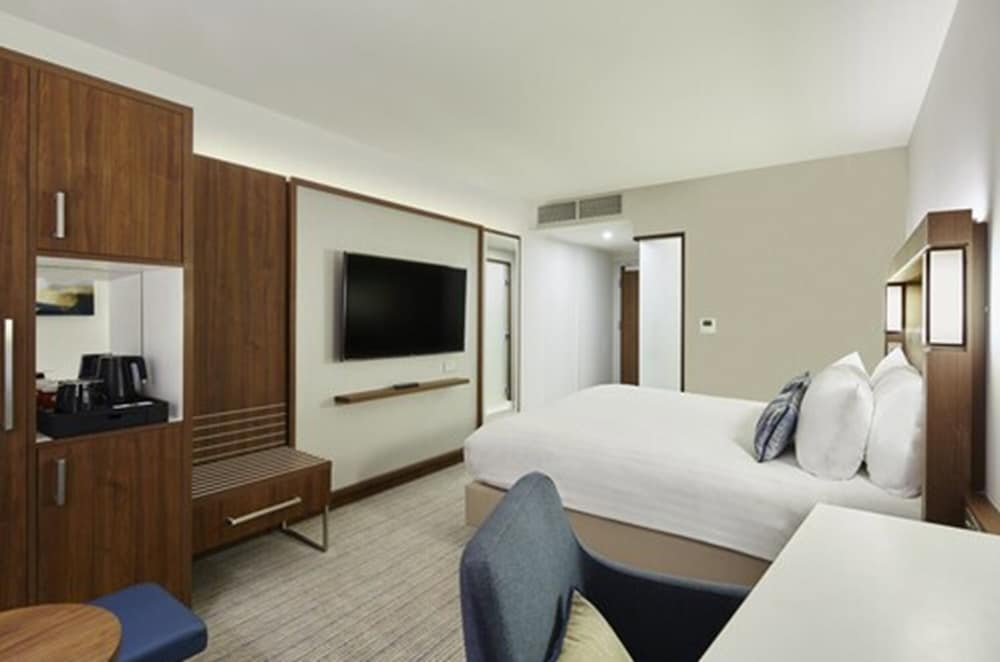 Standard Room, 1 King Bed - Photo 3