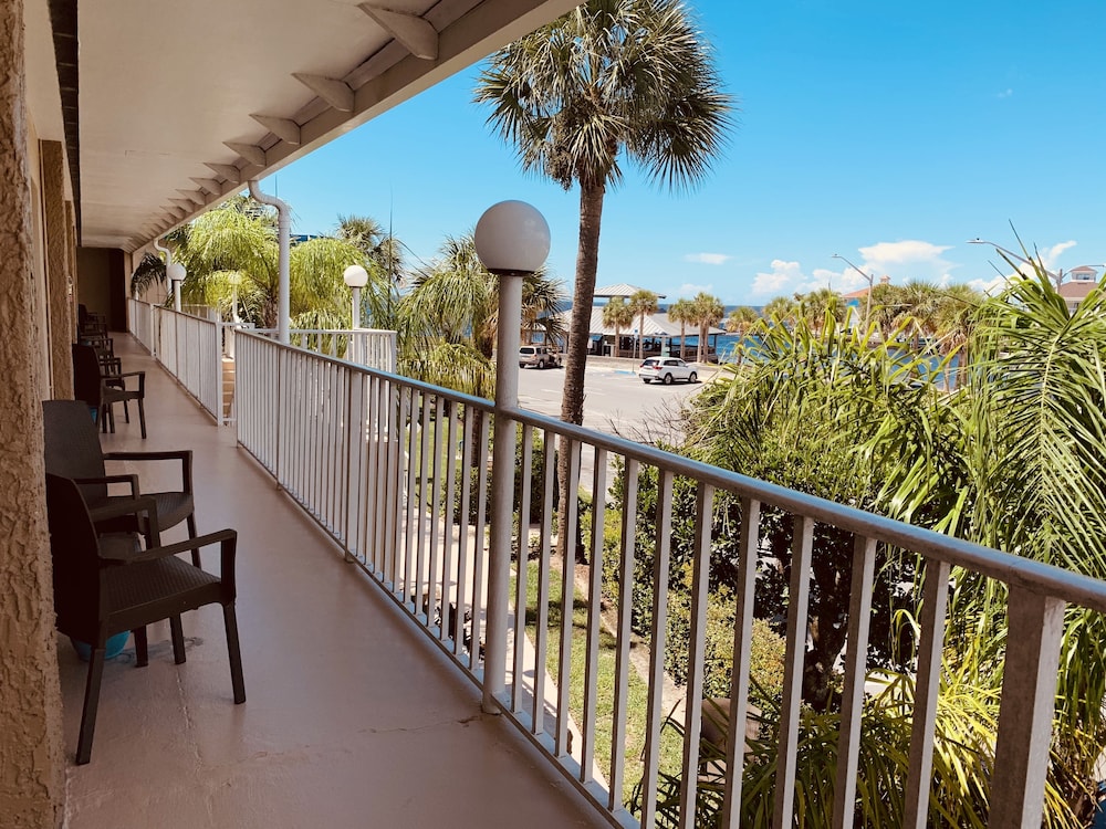 Queen Suite with Two Queen Beds and Beach Canal View - Top Floor