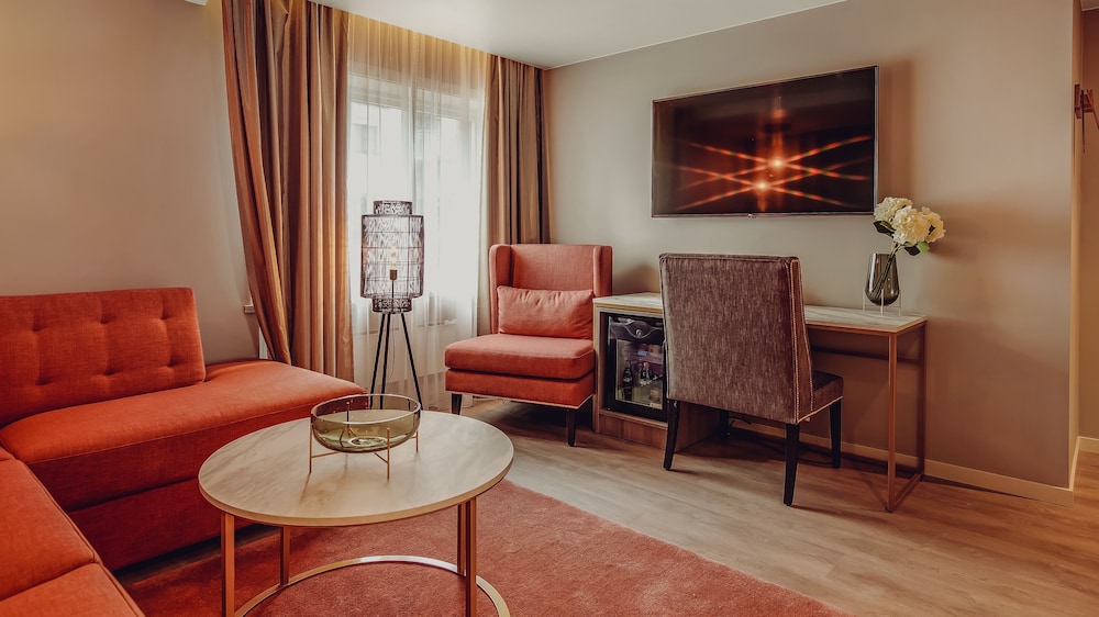Suite, 1 Double Bed thumbnail 5