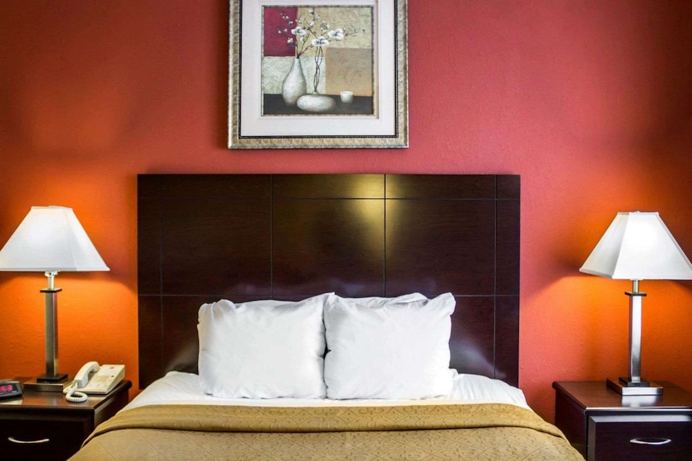 Standard Room, 1 Queen Bed, Non Smoking - Photo 9