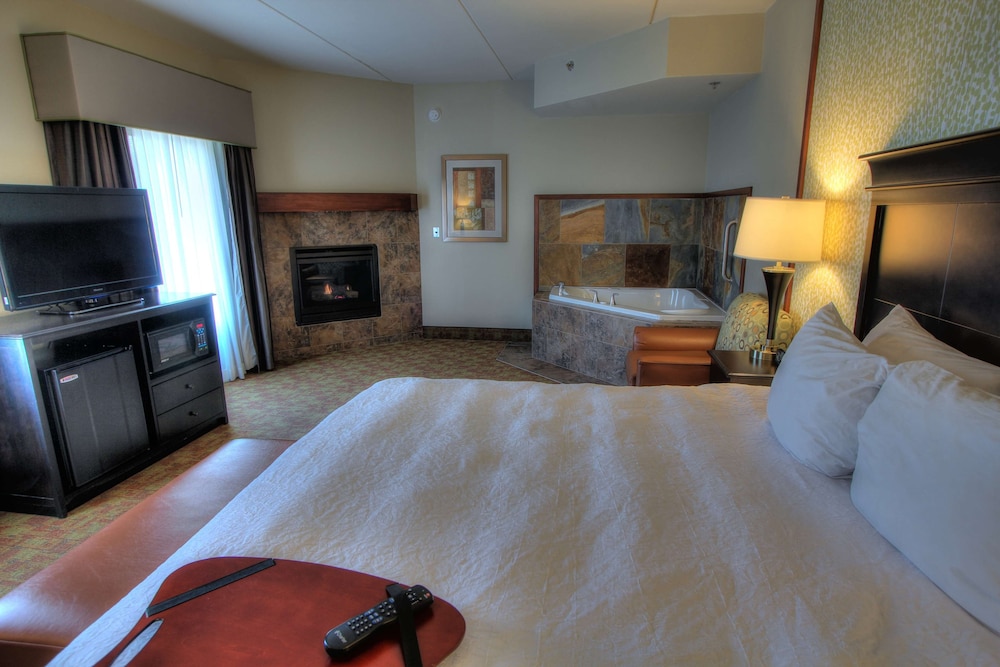 Room, 1 King Bed, Fireplace (Jetted Tub) photo 1
