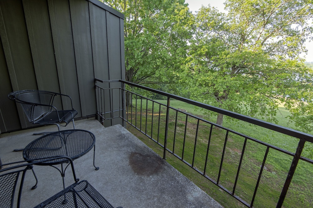 Standard Double Room, 2 Queen Beds, Balcony, Lake View photo 3