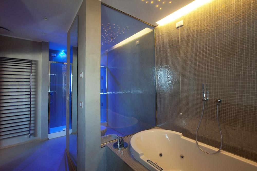 Junior Suite, 1 King Bed, Jetted Tub - Photo 7