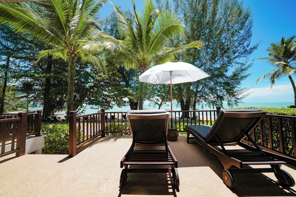 Deluxe Bungalow, Beachfront photo 2