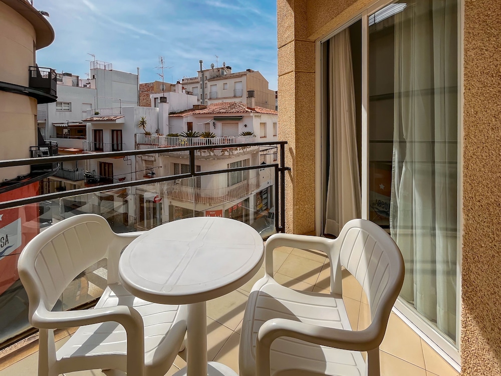 Family Room, Balcony - Photo 8