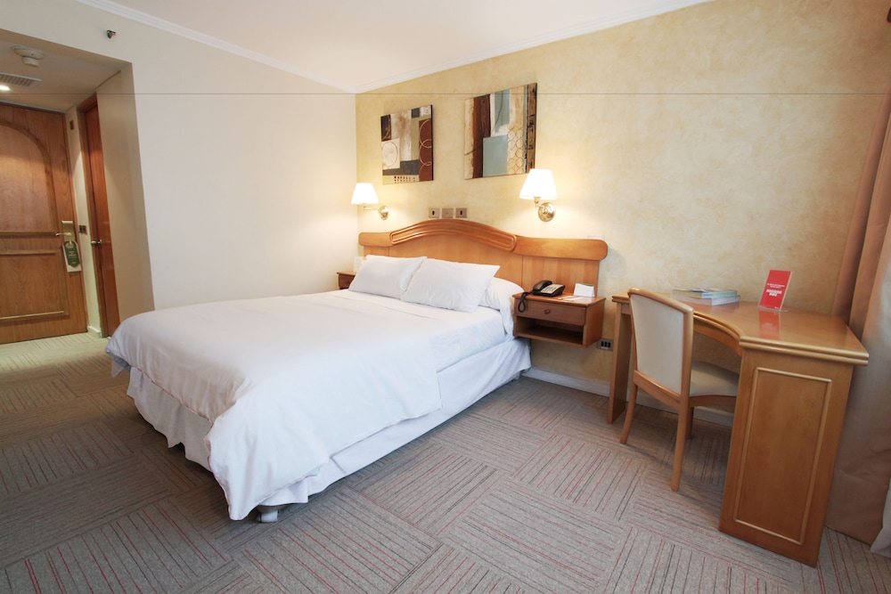 Standard Room, 1 Queen Bed photo 2
