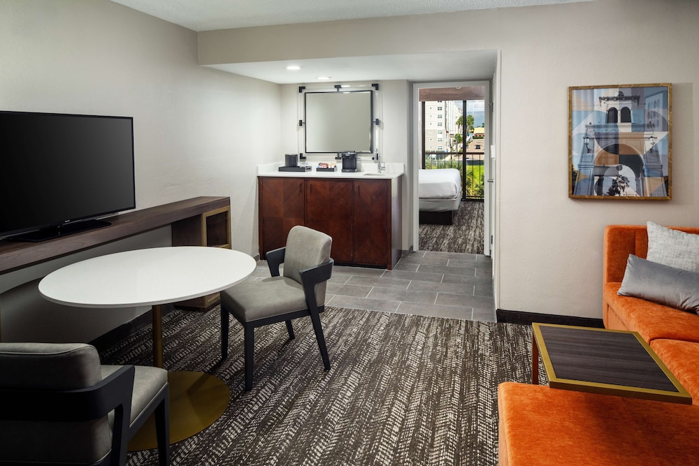 Suite with 2 Double Beds & Sofa Sleeper thumbnail 6
