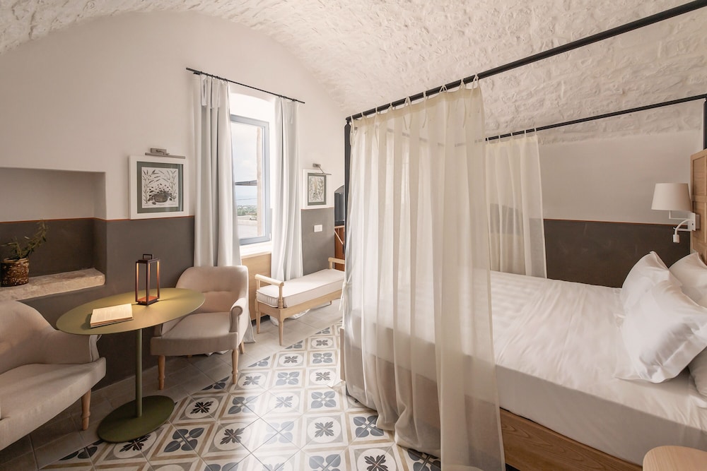 Executive Double Room, 1 King Bed, Patio, Partial Sea View