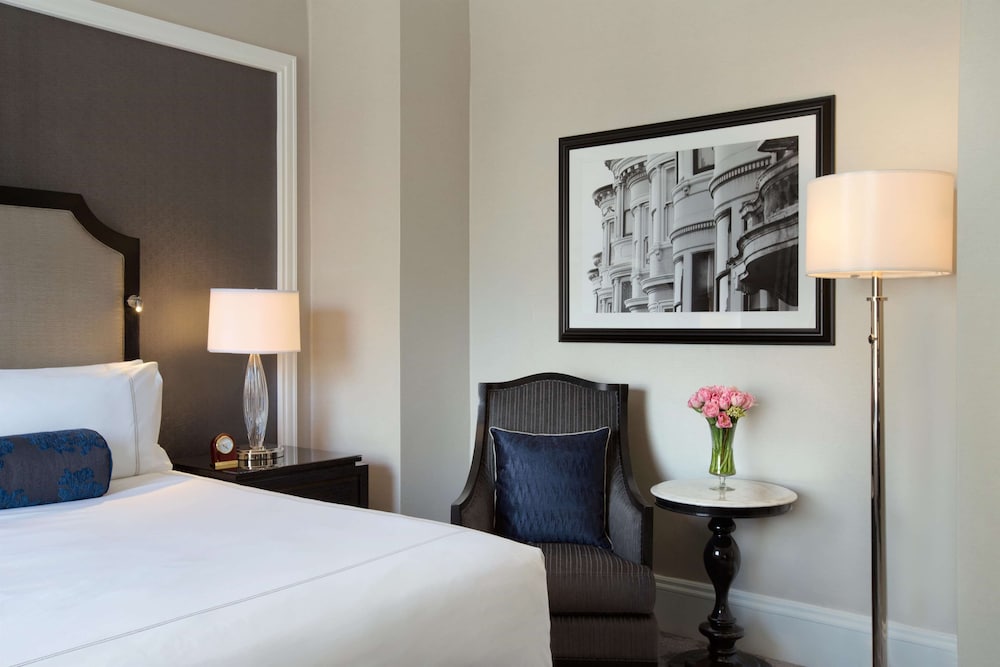 Suite, 1 King Bed with Sofa bed, Corner (One Bedroom)