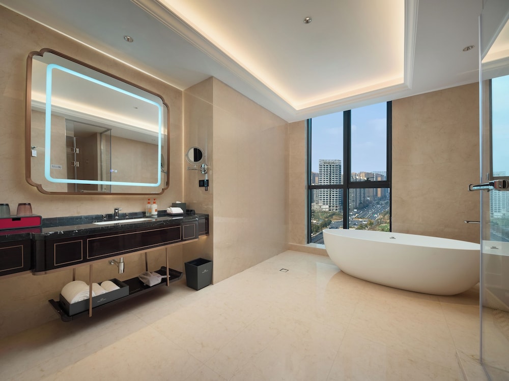 Crown Deluxe King Room photo 3