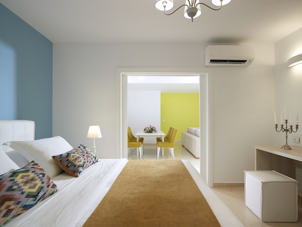 Grand Family Suite 2 Bedrooms Sharing Pool