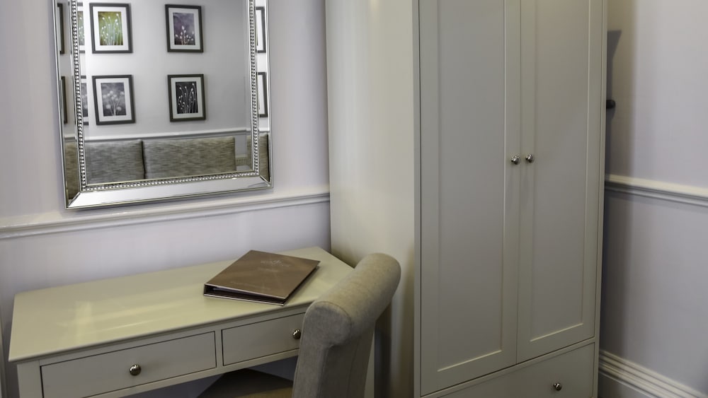 Superior Suite, 1 King Bed with Sofa bed, Jetted Tub - Photo 2