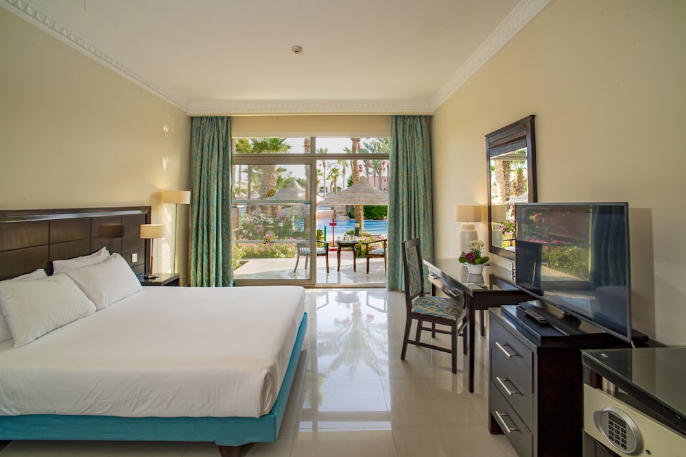 Standard Room, Pool View photo 1