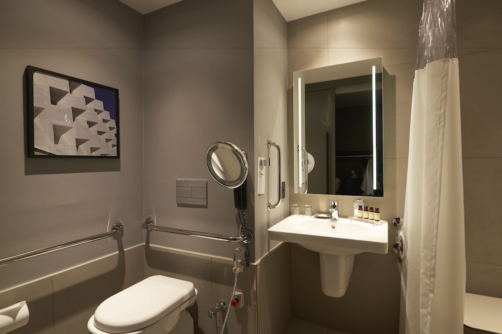 Deluxe Room, 1 Queen Bed, Accessible (Premium) - Photo 8