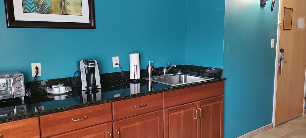 Suite, 1 King Bed, Non Smoking, Kitchenette