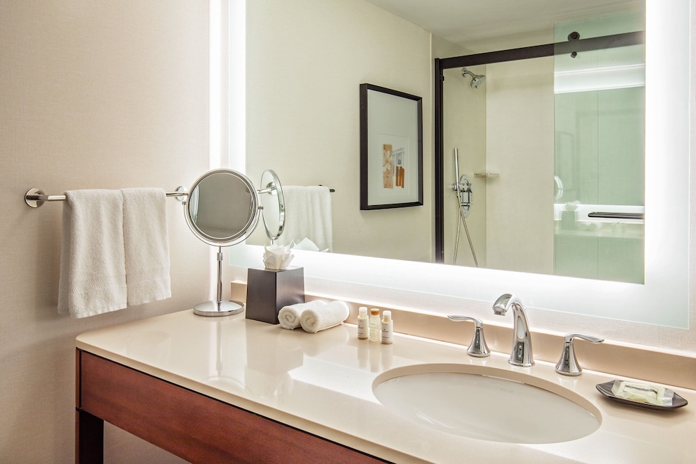 Deluxe Room, 1 King Bed, Executive Level - Photo 4