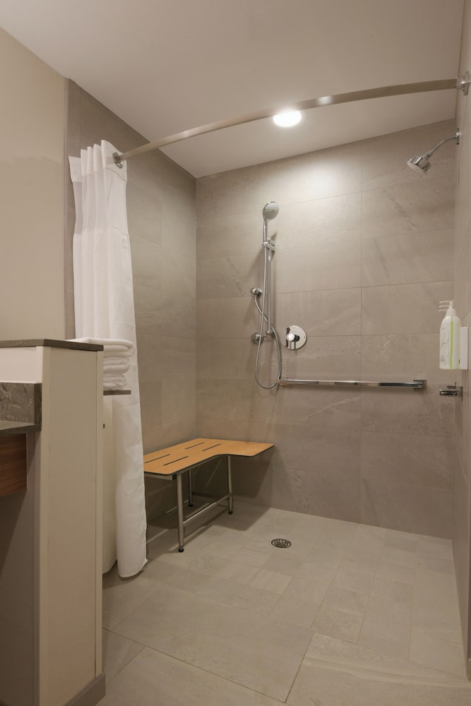 Room, 2 Queen Beds (Mobility/Hearing Accessible, Tub) - Photo 4