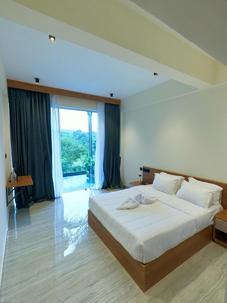 Suite, Hill View