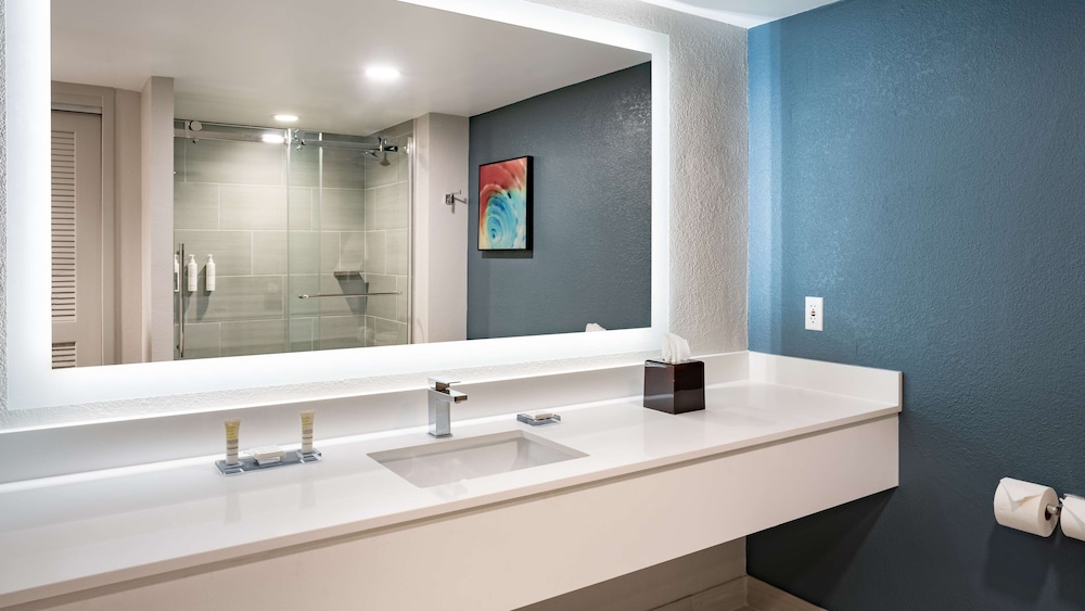 Room, 2 Queen Beds, Accessible (Mobility, Hearing, Roll-In Shower)