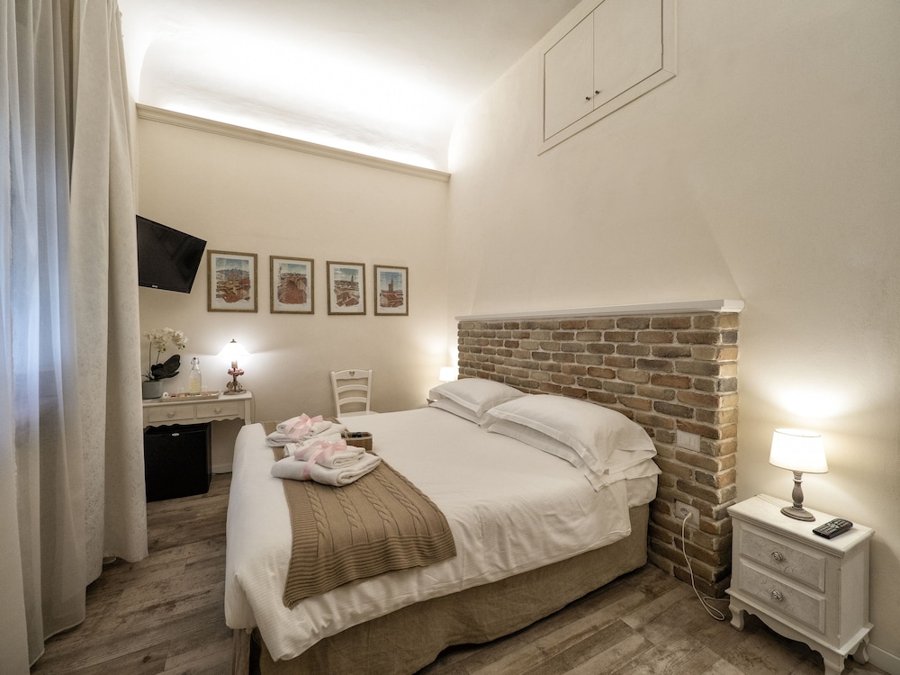 Basic Double Room, Ensuite photo 1
