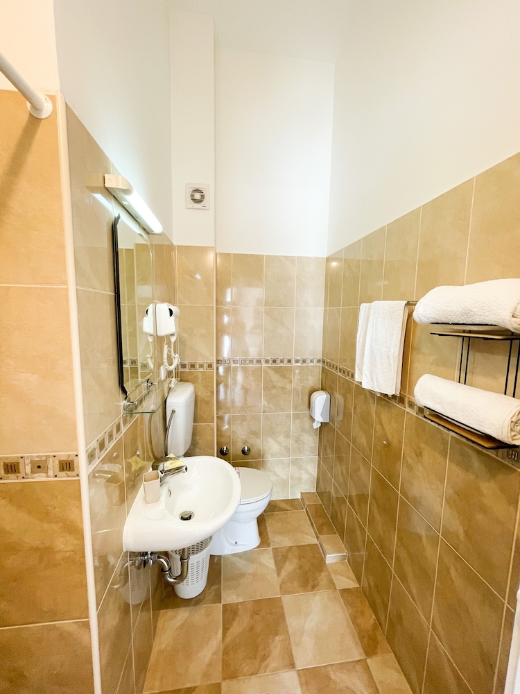 Standard Double or Twin Room - Photo 3