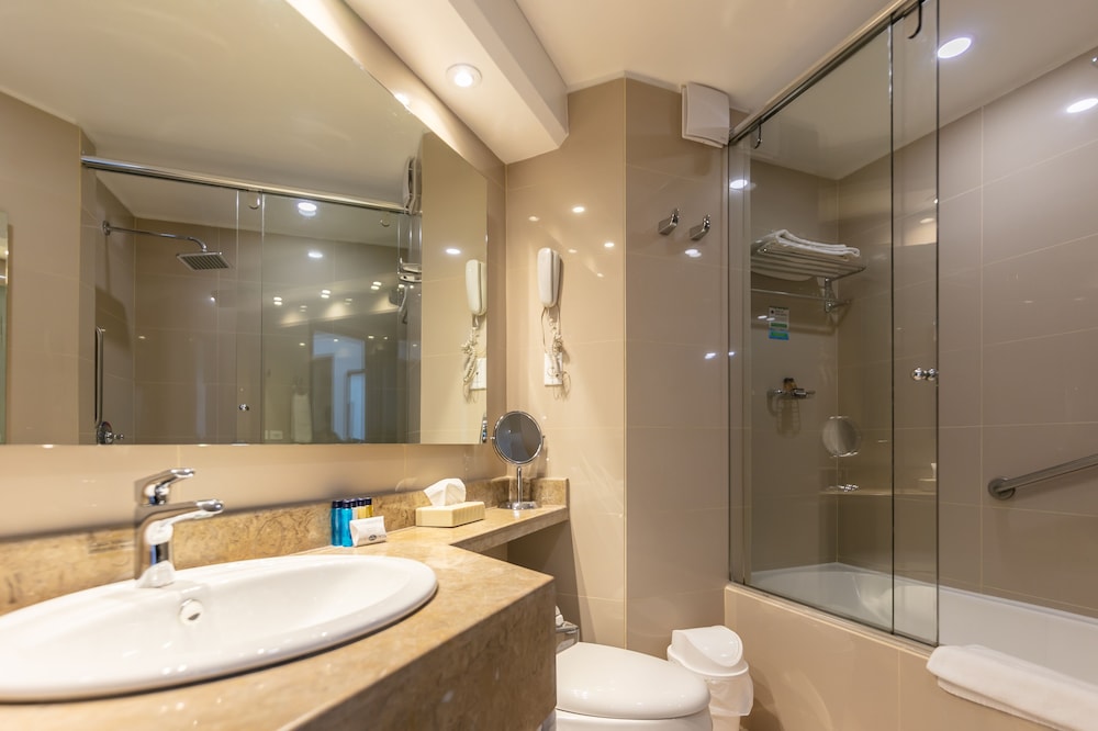 Executive Studio Suite, 1 King Bed, Kitchen - Photo 2