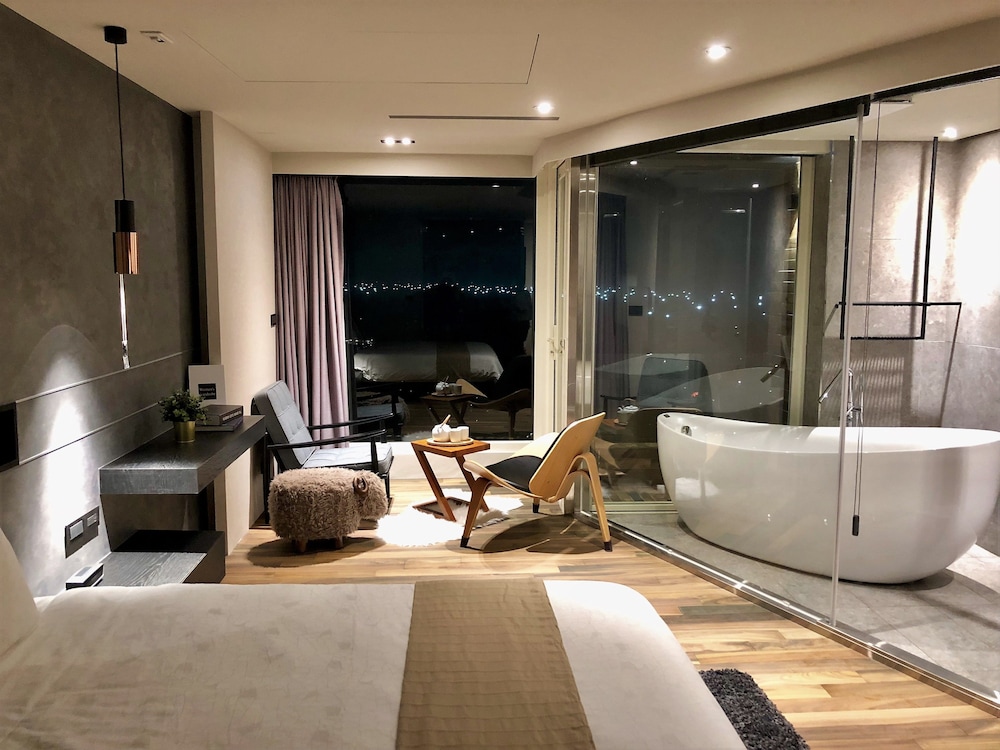 Grand Double Room, 1 Bedroom, Hot Tub, Ocean View photo 1