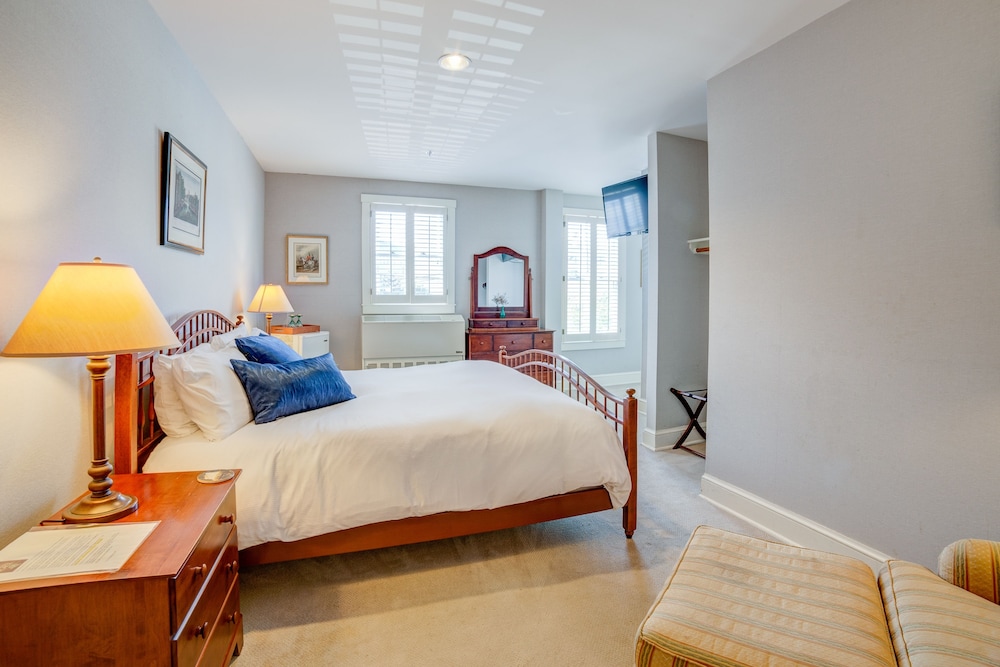 Deluxe Room, 1 Queen Bed photo 2