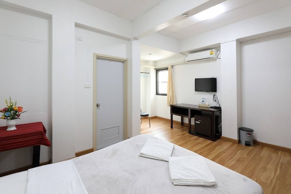 Standard Double Room - Photo 13
