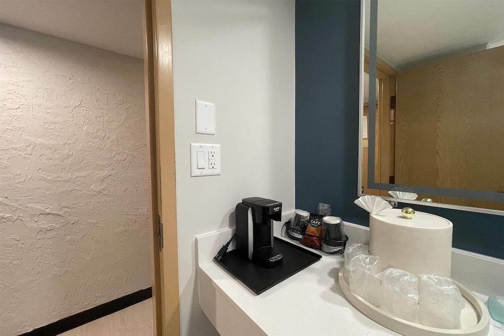 Deluxe Room, 1 Queen Bed, Non Smoking - Photo 4