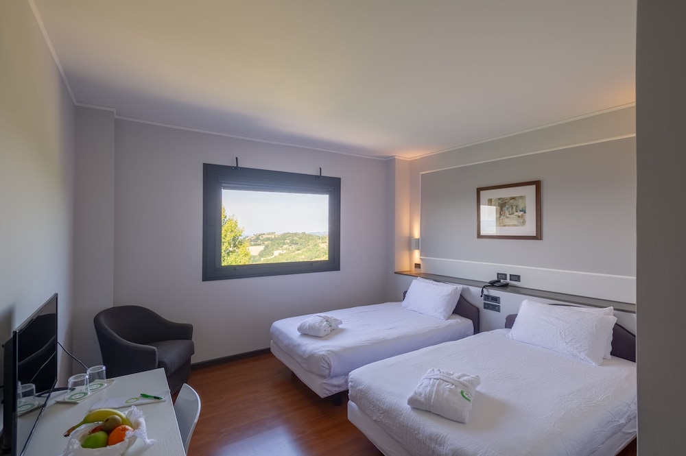 Deluxe Double Room Single Use, Hill View (Spa Access) photo 1