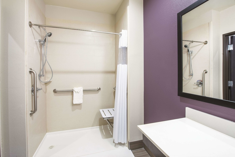 Room, 2 Queen Beds, Accessible (Mobility Accessible) photo 3