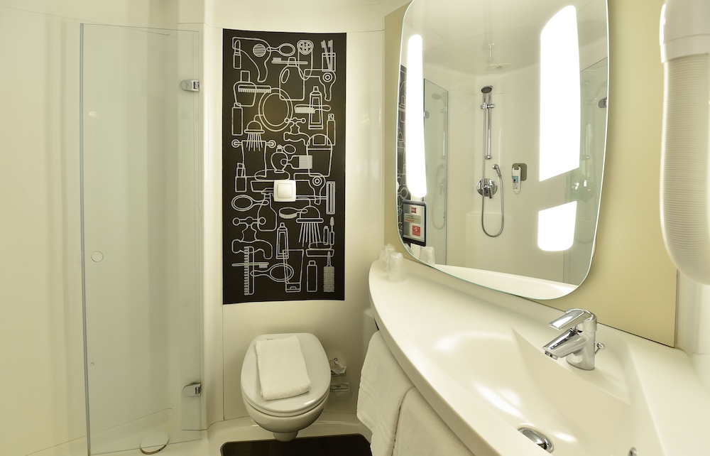 Standard Room, Multiple Beds - Photo 4