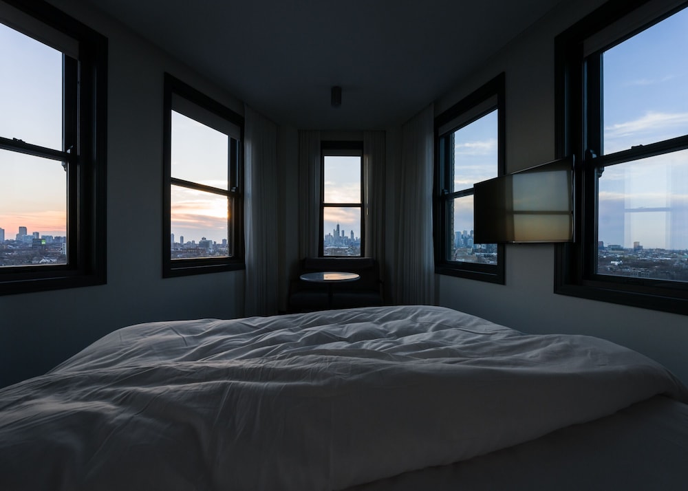Room, 1 King Bed, Corner thumbnail 6