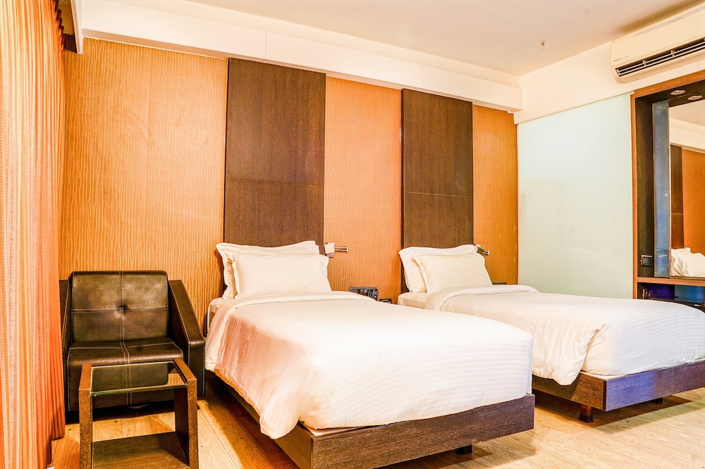 Business Room, 1 Double Bed, Private Bathroom, City View photo 3