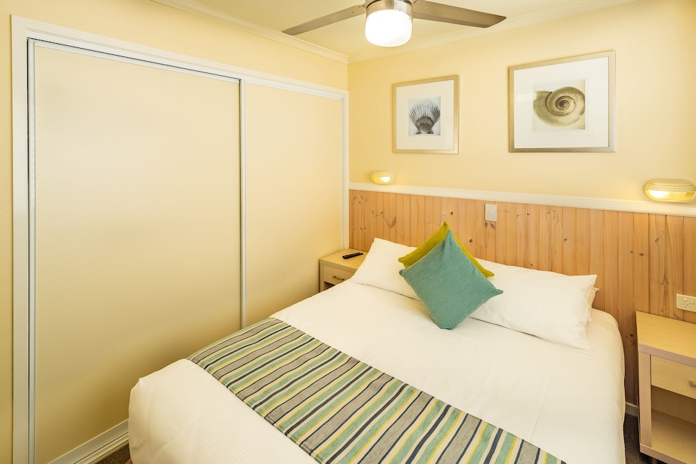 Watefront Deluxe Spa Cabin photo 3