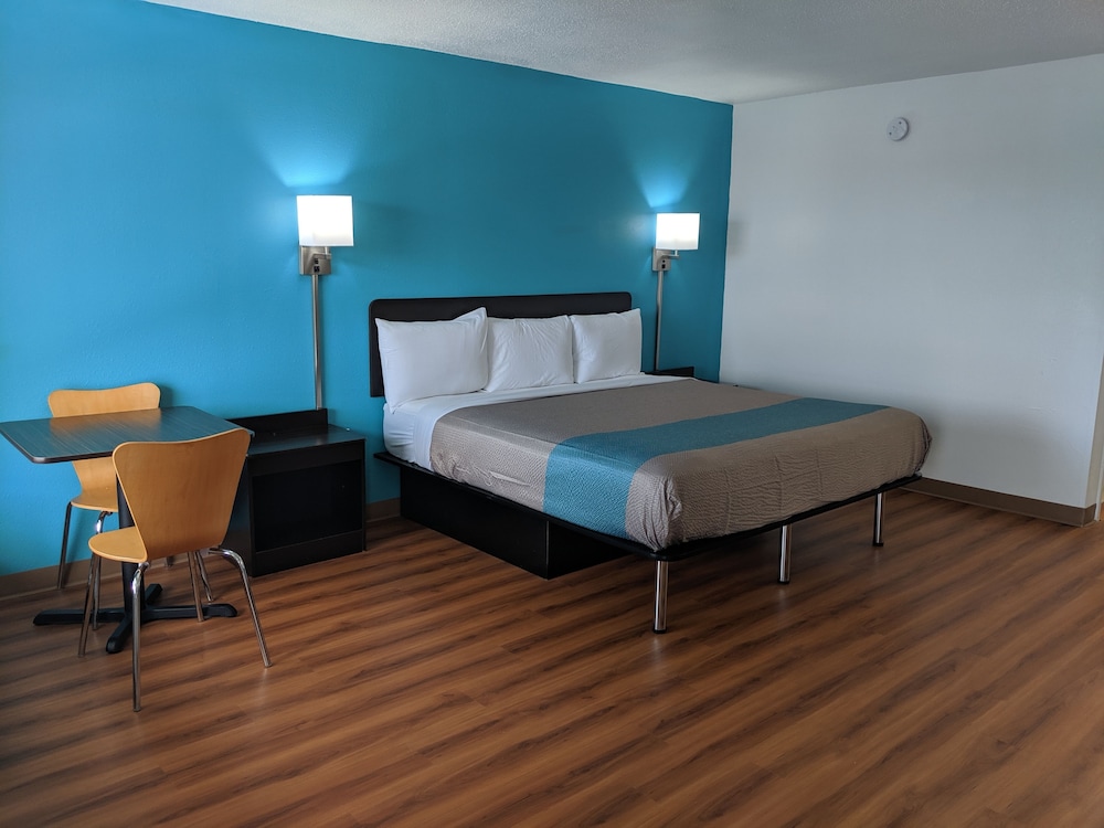 Standard Suite, 1 King Bed, Non Smoking, Refrigerator & Microwave - Photo 4