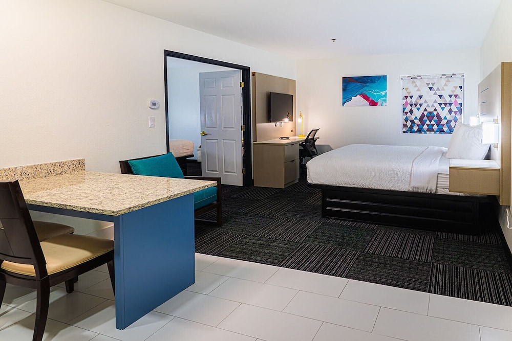 Suite, Multiple Beds, Non Smoking photo 2